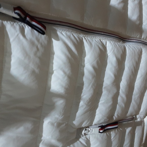 Tommy Hilfiger Puffer Jacket EUC - Picture 4 of 16